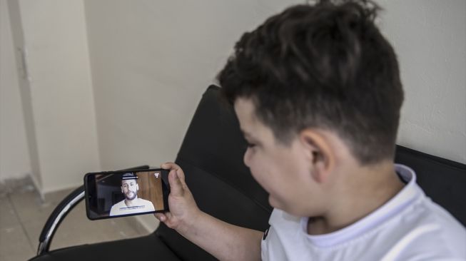 Lewat Video Call, Neymar Sapa Fans dari Suriah
