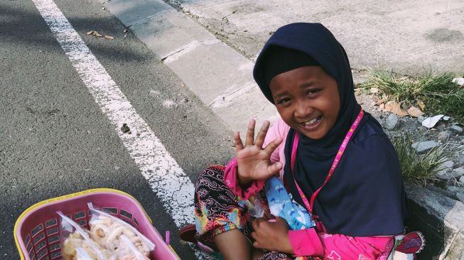 Viral Gadis Cilik Penjual Jajan di Jogja, Netizen: Senyumnya Luar Biasa!