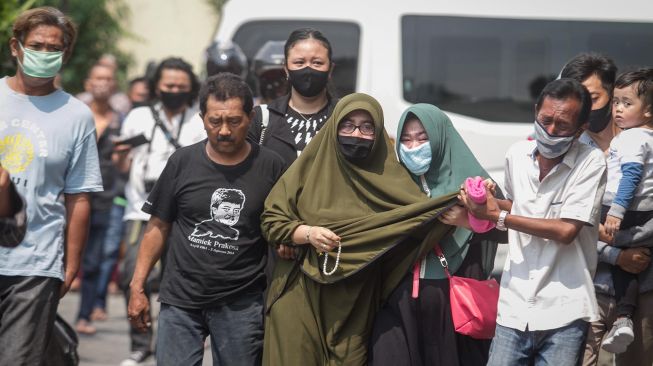 Anggota keluarga mendatangi rumah sakit saat kabar meninggalnya Penyanyi Didi Kempot di Rumah Sakit Kasih Ibu, Solo, Jawa Tengah, Selasa (5/5).  [ANTARA FOTO/Mohammad Ayudha]