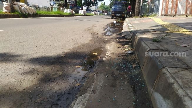 Lokasi mobil dr Tirta jadi sasaran komplotan modus pecah kaca di Jalan Artowijoyo Kencana Loka Blok B, BSD City, Serpong, Tangerang Selatan (Suara.com/Stephanus Aranditio).