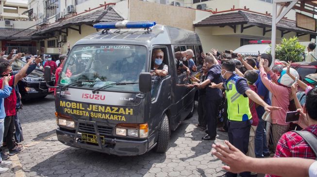 Ambulans yang membawa jenazah Penyanyi Didi Kempot keluar dari Rumah Sakit Kasih Ibu, Solo, Jawa Tengah, Selasa (5/5). [ANTARA FOTO/Mohammad Ayudha]