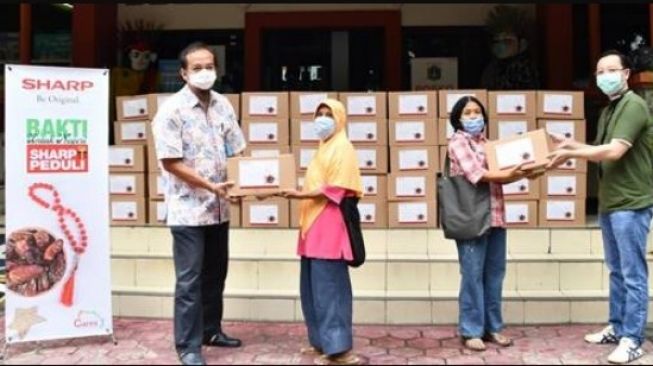 Sharp Electronics Indonesia Donasi 500 Paket Sembako untuk Warga Sekitar