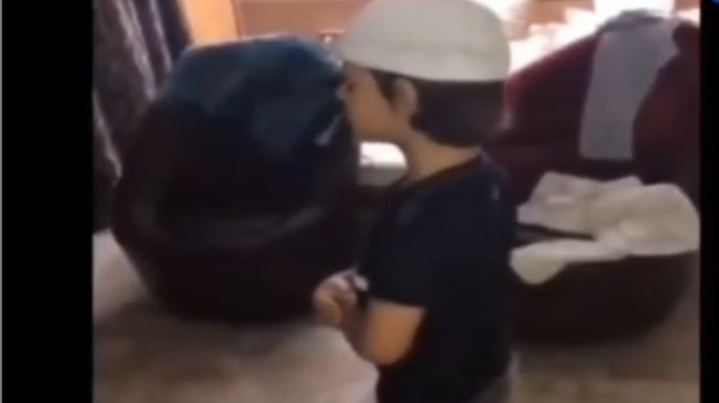 AbRam Khan putra Shahrukh Khan menjalankan salat. [Instagram]