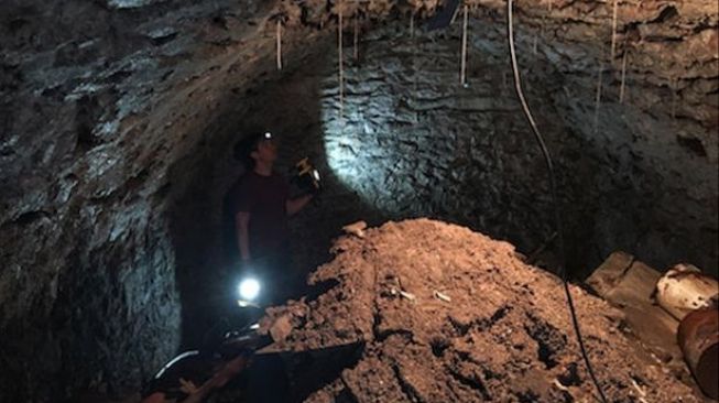 Pria Temukan Gua Rahasia Berusia 120 Tahun saat Lockdown, Ini Isinya