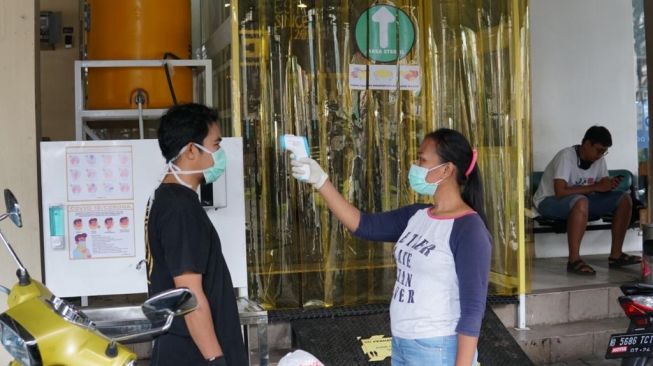 Thermometer Gun untuk mengecek suhu badan pengunjung Scooter VIP