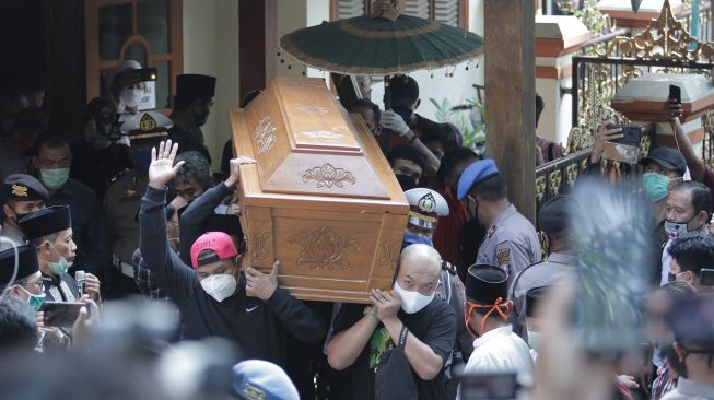 Kerabat mengusung peti jenazah penyanyi campursari Dionisius Prasetyo atau Didi Kempot untuk dimakamkan di Tempat Pemakaman Umum Desa Majasem, Ngawi, Jawa Timur, Selasa (5/5). [ANTARA FOTO/Joni Pratama]