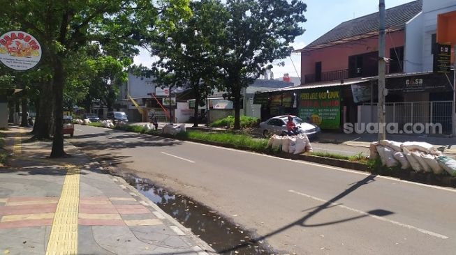 Penampakan Jalan Artowijoyo Kencana Loka Blok B, BSD City, Serpong, Tangerang Selatan. (Suara.com/Stephanus Aranditio).