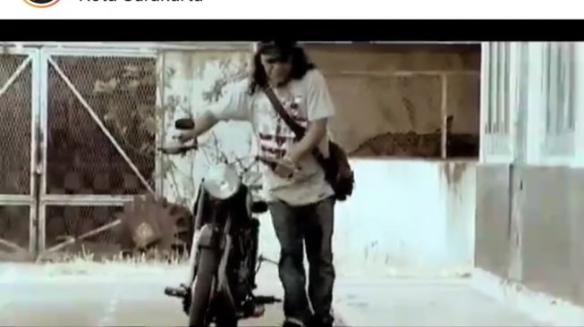Motor yang didorong Didi Kempot dalam salah satu videoclip-nya [Instagram: @didikempot.quotes].