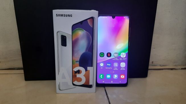 Harga Samsung Galaxy A31, ponsel yang baru diluncurkan di Indonesia Selasa (5/5/2020) dipatok di angka Rp 4,2 juta. [Suara.com/Tivan Rahmat]