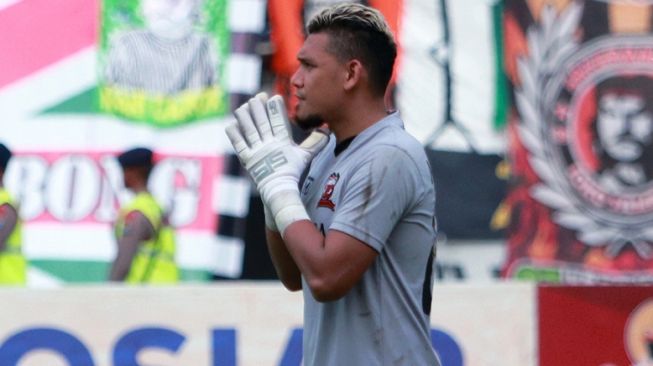 Jenuh WFH, Kiper Madura United Keranjingan Bantu Istri Bikin Kue