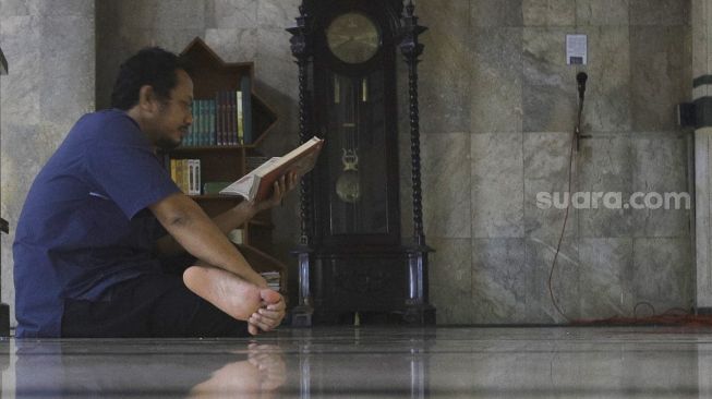 Umat Islam membaca Al-Quran di Masjid Al-Munawwar pada bulan suci Ramadhan di Pancoran, Jakarta, Selasa (5/5).  [Suara.com/Angga Budhiyanto]
