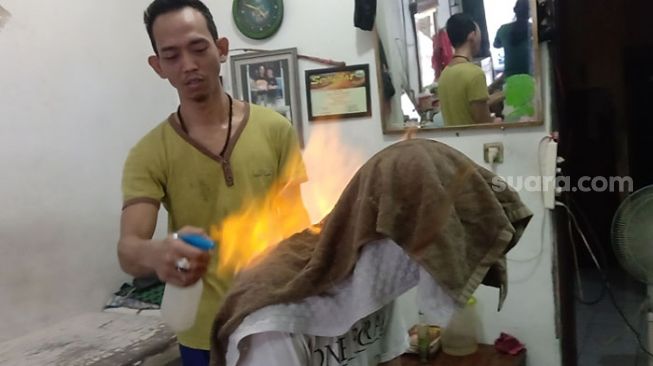 Cerita Kenyo si Juru Pangkas dan Pijat Refleksi Metode Api