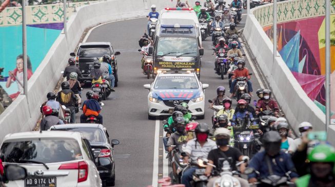 Iring-ringan mobil ambulans yang membawa jenazah Penyanyi Didi Kempot melintas di kawasan Manahan, Solo, Jawa Tengah, Selasa (5/5).  [ANTARA FOTO/Mohammad Ayudha]