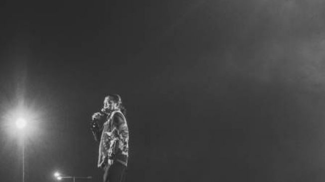 Penyanyi campursari Didi Kempot beraksi di atas panggung saat konser di JIExpo Kemayoran, Jakarta.