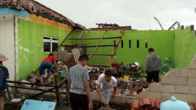 Pohon Tumbang, Puluhan Rumah Diobrak-abrik Puting Beliung di Bangkalan