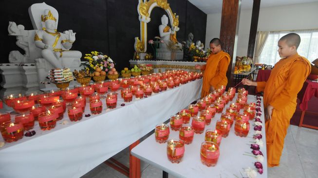 Sejumlah Samaneri menyalakan lilin pelita pada prosesi Pelita Puja Waisak 2564 BE di Vihara Abhayagiri Samudra Bakti, Boyolali, Jawa Tengah, Rabu (6/5). [ANTARA FOTO/Aloysius Jarot Nugroho]