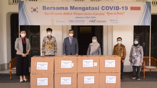 Saling Bantu Hadapi Pandemi, Universitas Gangwon Korsel Sumbang APD ke FKUI