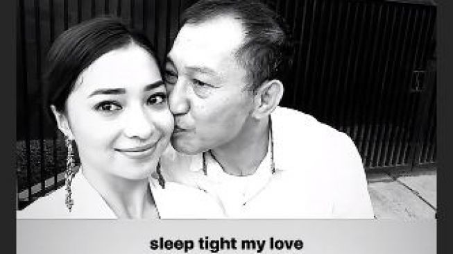 Nikita Willy dicium sang papa. [Instagram]