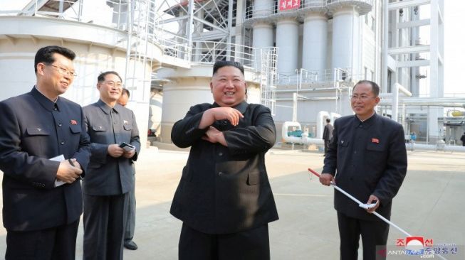 Pemimpin Korea Utara Kim Jong Un menghadiri suatu acara di utara Pyongyang, dalam foto yang dirilis North Korea's Korean Central News Agency (KCNA) pada Sabtu (2/5/2020). Jong Un kembali beraktivitas setelah sebelumnya dikabarkan sakit. ANTARA FOTO/Reuters/KCNA-North Korea's Korean Central News Agency/foc.