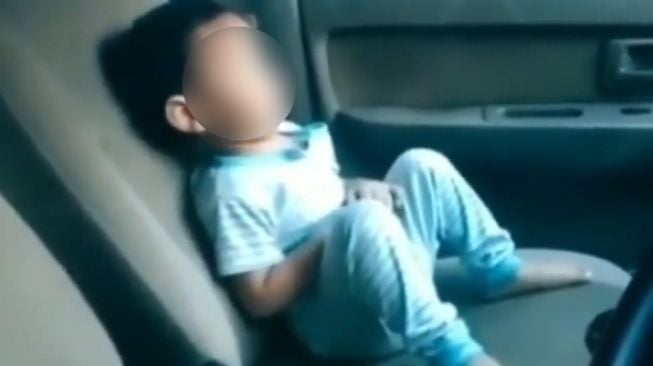 Viral Bocah yang Terkunci di Dalam Mobil, Warganet Jadi Salah Fokus