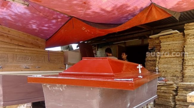 Kisah Pandai Kayu saat Corona, Suherman Kerja Lembur Bikin 15 Peti Mati