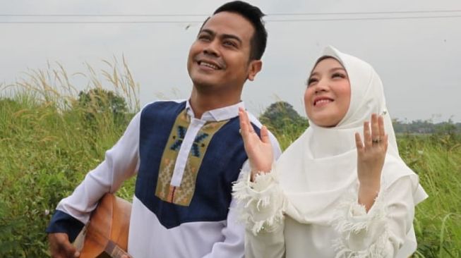 Yadi Sembako dan Ines Balladiva berduet menyanyikan lagu "Siti Khadijah". [Instagram]