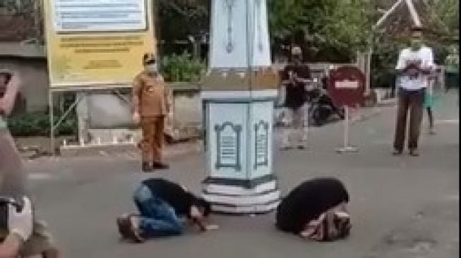 Hasil Tes Swab Negatif, Warga Gunungkidul Sujud Syukur di Tugu Kalidadap