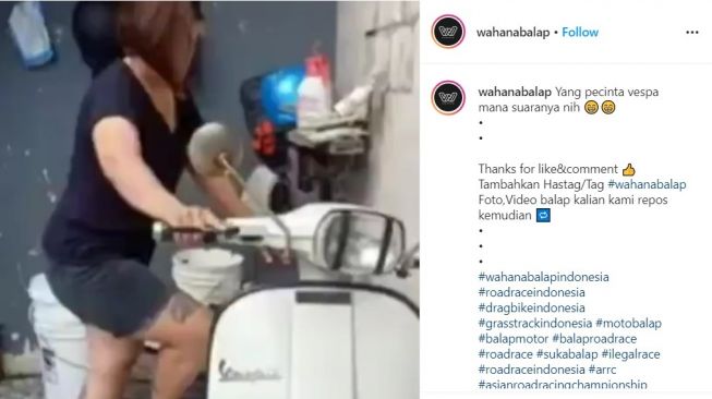 Wanita canitk sedang berusaha menghidupkan Vespa (Instagram-wahanabalap)