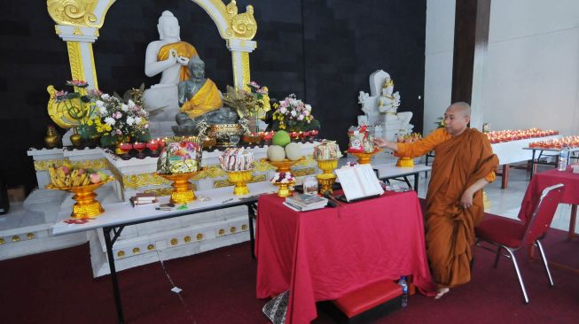 Seorang Bhikkhu berada di depan altar seusai doa Pelita Puja Waisak 2564 BE di Vihara Abhayagiri Samudra Bakti, Boyolali, Jawa Tengah, Rabu (6/5). [ANTARA FOTO/Aloysius Jarot Nugroho]
