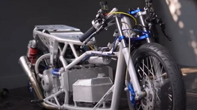Yamaha XMAX berubah bentuk jadi motor drag bike (Youtube-Atenx Katros)
