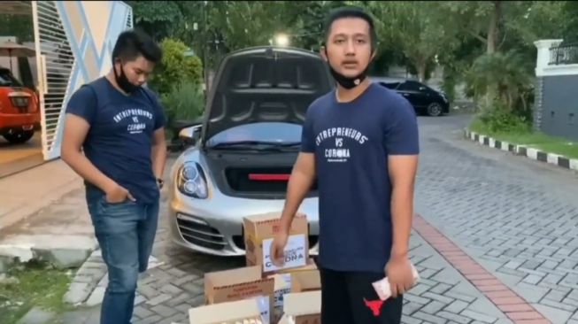 Crazy Rich Surabayan bagi-bagi sembako berisi duit jutaan rupiah. (dok pribadi)