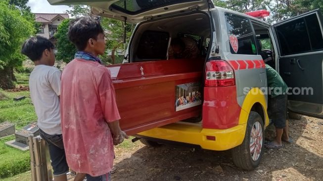 Yayasan Sahabat Duka, pengrajin peti mati di TPU Pondok Kelapa, Jakarta Timur. (Suara.com/Arga).