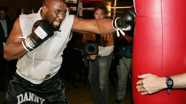 Petinju kelas berat asal Inggris, Danny Williams, menggelar latihan terbuka di New York, AS, 15 November 2004, jelang pertarungan melawan Vitali Klitschko, Sabtu (11/12/2004). [AFP/Don Emmert]