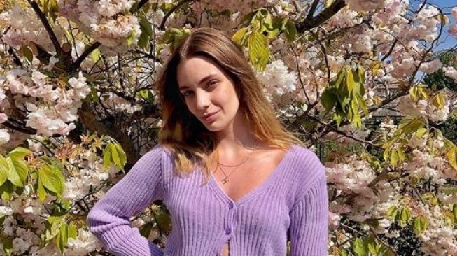 Model Banting Setir Jadi Perawat Semasa Pandemi Corona (instagram.com/harriettrosee1)