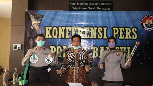 Polres Bantul menunjukkan barang bukti senjatam tajam milik belasan pemuda yang berniat tawuran dalam konferensi pers di Mapolres Bantul, Kamis (7/5/2020). - (SuaraJogja.id/Mutiara Rizka)