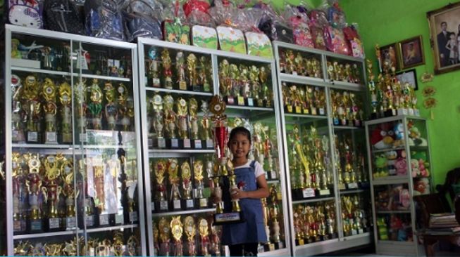 Luar Biasa! Gadis Sragen Ini Raih 700-an Piala dan Jadi Guru di Sekolahnya