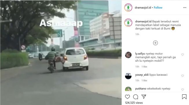 Pemotor melakukan aksi stut terhadap pemobil (Instagram-dramaojol.id)