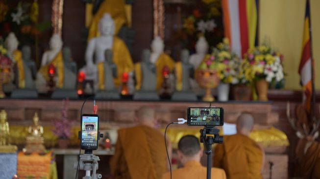 Umat Buddha mengikuti ibadah Puja Bakti Waisak 2564 BE/2020 di Vihara Dhanagun, Suryakencana, Kota Bogor, Jawa Barat, Kamis (7/5). [ANTARA FOTO]