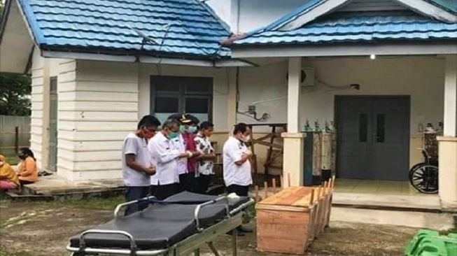 Viral Foto Bupati Kuansing Salatkan Jenazah PDP Tanpa Kenakan APD Lengkap