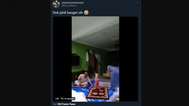 Viral Video Bocah Ganggu Orang Salat, Netizen: Kenapa harus Divideo?