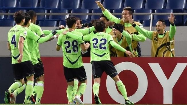 Para pemain Jeonbuk Hyundai Motors merayakan gol mereka saat menghadapi Piala AFC. Kazuhiro NOGI / AFP