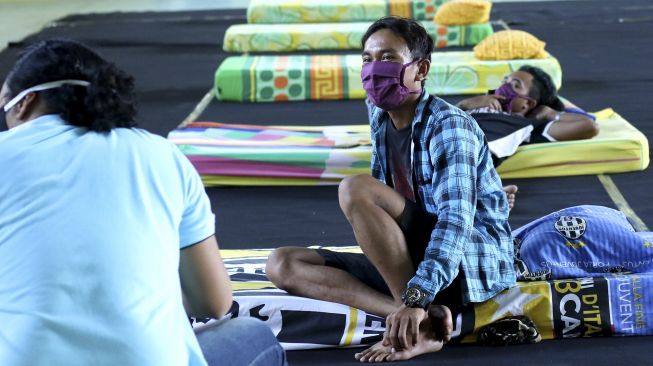 Pemudik melakukan karantina di Gelanggang Olah Raga (GOR) Tawangalun Banyuwangi, Jawa Timur, Kamis (7/5). [ANTARA FOTO/Budi Candra Setya]