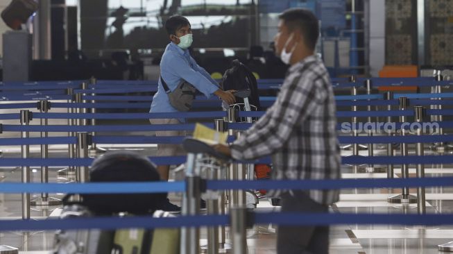 Calon penumpang bersiap melakukan lapor diri sebelum terbang di Terminal 3 Bandara Soekarno Hatta, Tangerang, Banten, Kamis (7/5). [Suara.com/Angga Budhiyanto] 