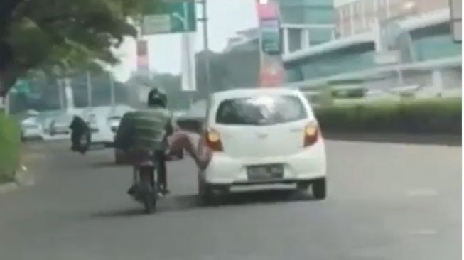 Epik! Preman Terkuat Mael Lee Dibikin Malu dengan Aksi Pemotor Ini