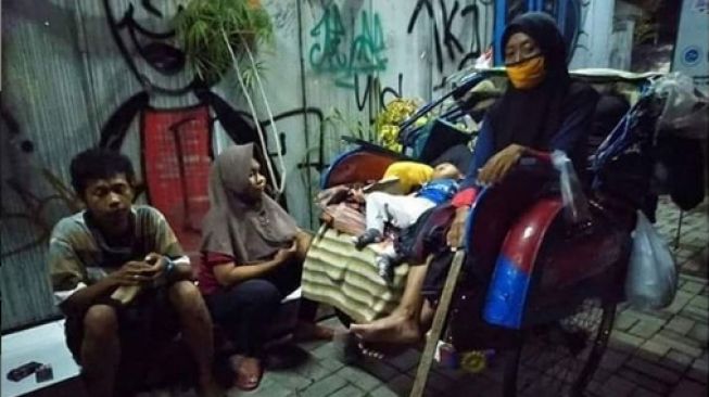 Kena PHK saat Corona, Keluarga dan Bayi 13 Bulan Tinggal di Becak