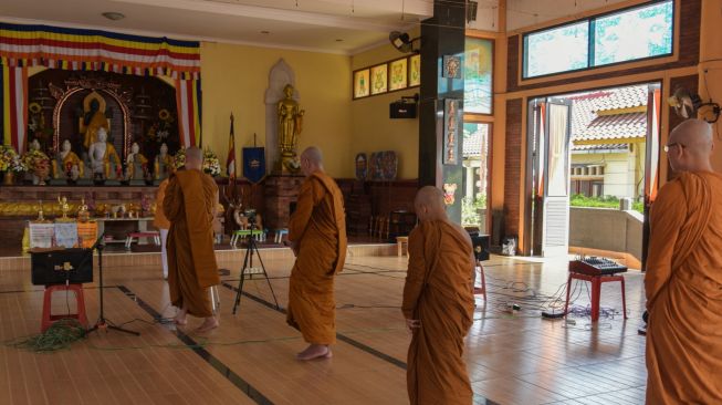 Sejumlah Bikkhu memulai rangkaian upacara Trisuci Waisak 2564 BE/2020 yang disiarkan secara online di vihara Wisma Vipassana Kusalacitta, Bekasi, Jawa Barat Kamis (7/5). [ANTARA FOTO]