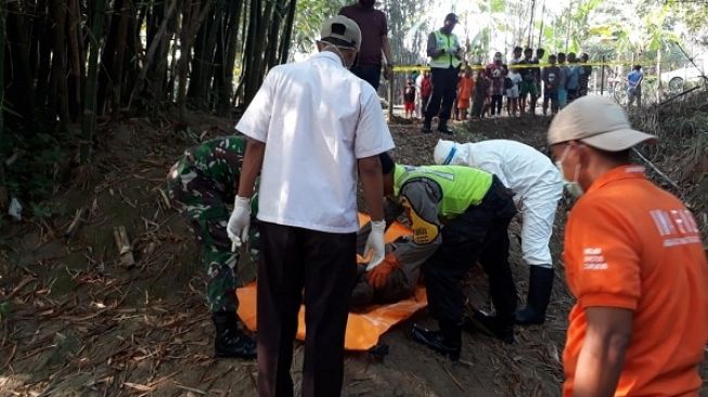 Nge-Fly Lem Aibon, Nanda Tewas Tengkurap  di Tepi Kali, Mulut Keluar Darah