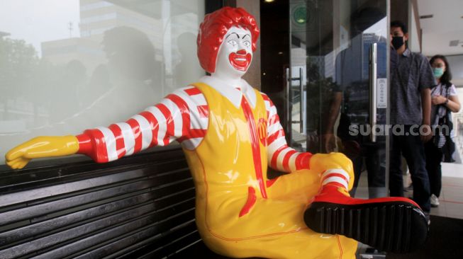 Patung badut McDonalds berada di pintu masuk McDonalds Sarinah Thamrin, Jakarta, Jumat (8/5). [Suara.com/Oke Atmaja]