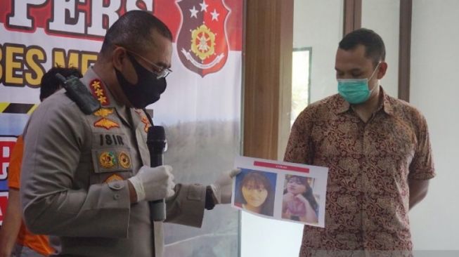 Kapolrestabes Medan Kombes Jhonny Eddizon Isir saat menunjukkan foto korban EL (21) dalam konferensi pers yang digelar di Mapolrestabes Medan, Jumat (8/5/2020). (ANTARA/Nur Aprilliana Br Sitorus)