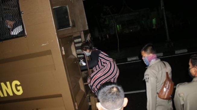 Dipergok Warga Kunjungi Rumah Janda Larut Malam, Duda Ini Ngumpet di Loteng